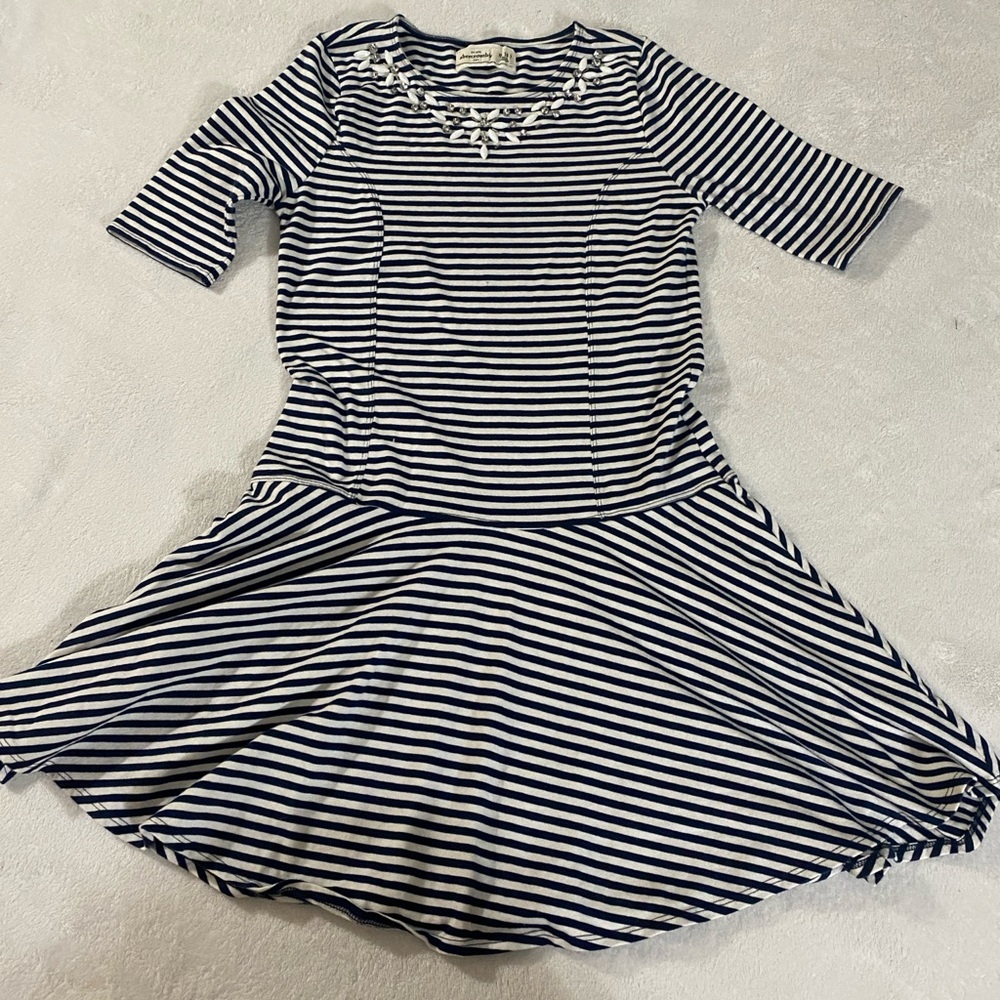Abercrombie kids girls size
16 XL Navy and white striped nautical dress